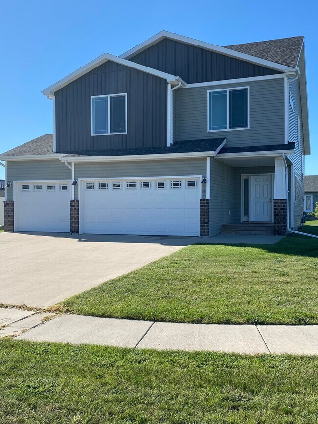 4984 34th Ave S, Fargo, ND 58104 House Rental in Fargo, ND