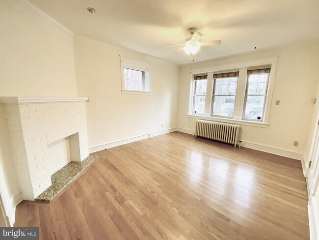 Building Photo - 1505 Delaware Ave