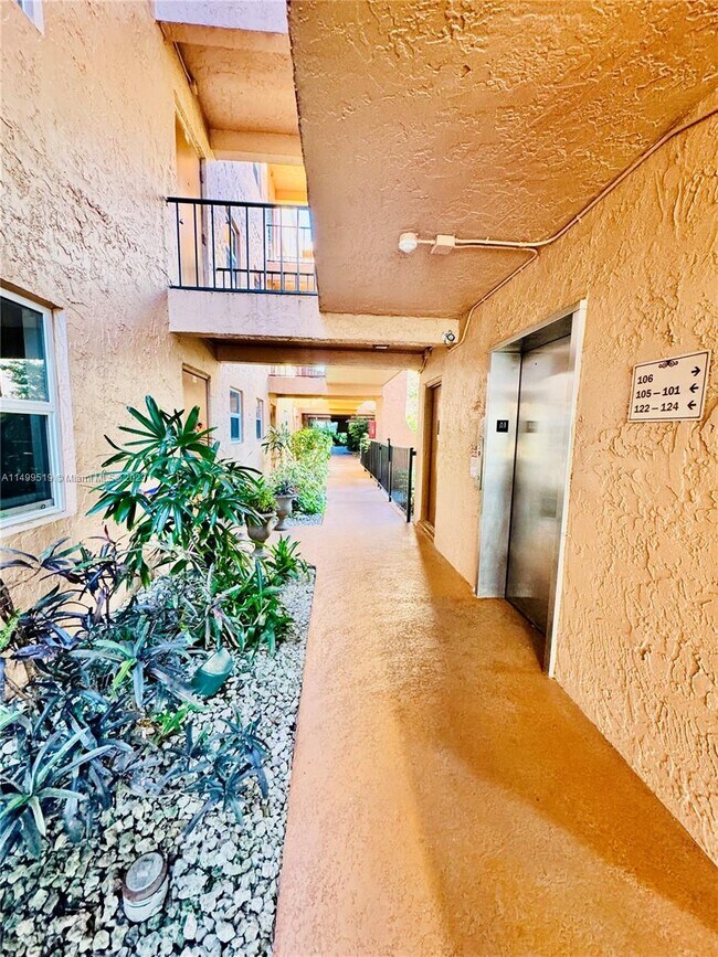 Building Photo - 3050 Sunrise Lakes Dr E
