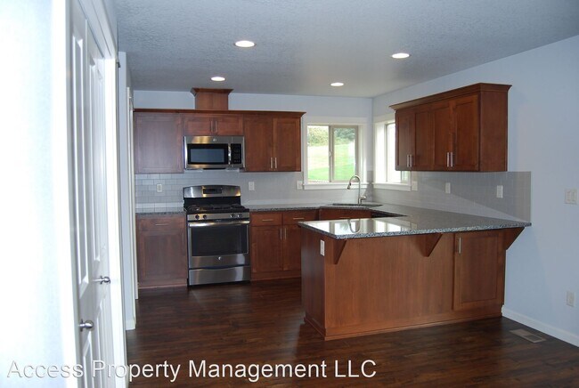 Building Photo - 5 br, 2.5 bath House - 320 SW Mt Rainier St