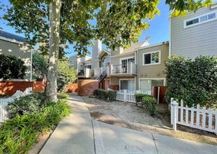 Building Photo - 2454 Village Green