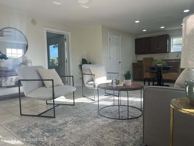 Building Photo - 2027 Wallace Ave