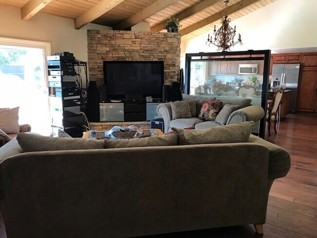 Building Photo - Fabulous N. San Marcos 3 BR 2 bath home wi...