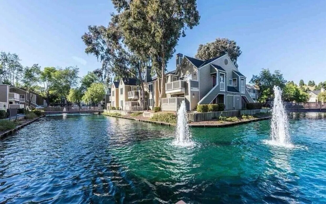 Foto principal - Beautiful 2-Bedroom Condo with Serene Wate...