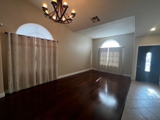 Foto del edificio - Stylish & Solar-Powered 5-Bed Gem with Vau...