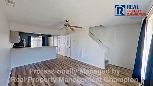 Building Photo - Super cute 2 BD/2.5 BA Townhome with Screened Porch