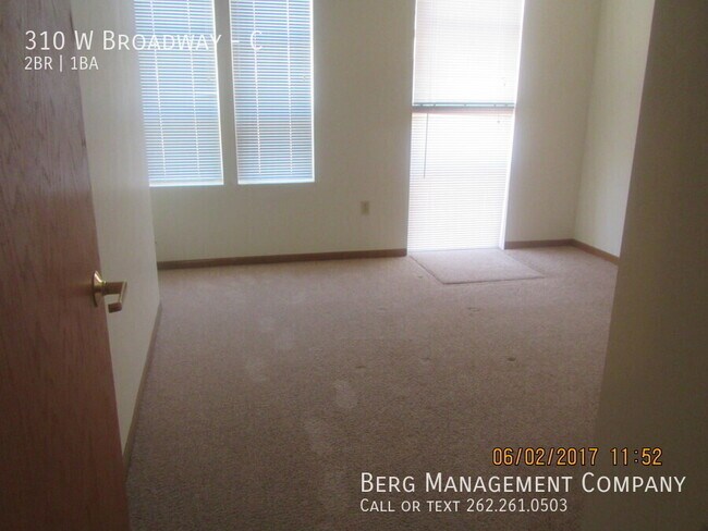 Foto del edificio - 310 W Broadway-C