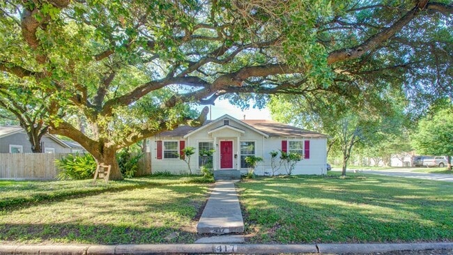 Beautiful 1940s Cottage Home - 417 Sue St