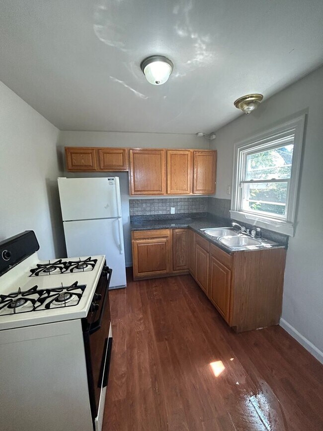 Building Photo - 4500 Standish Dr
