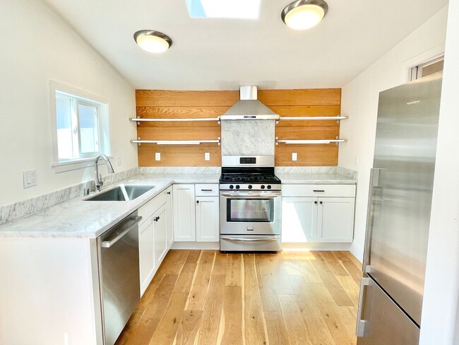 Building Photo - Remodeled Off Street Cottage 2BR/1BA Priva...