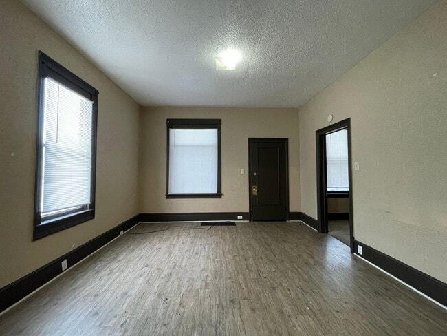 Building Photo - 469 W Forest Ave