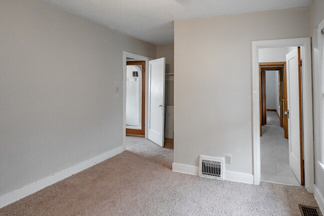 Building Photo - 1115 W 11th St