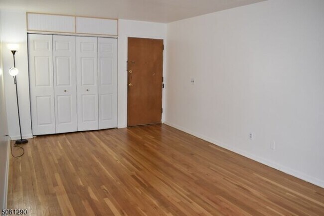 Building Photo - 195 N Beverwyck Rd
