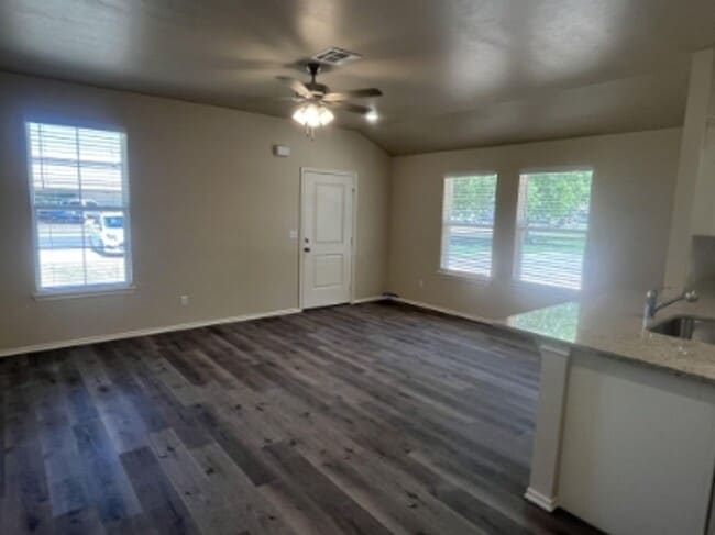 Building Photo - New 2-Bed, 2-Bath Duplex in Chickasha – Move-In Ready!
