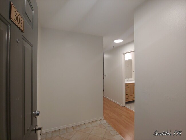 Foto del edificio - Perfect Location! Greenwood Condo!