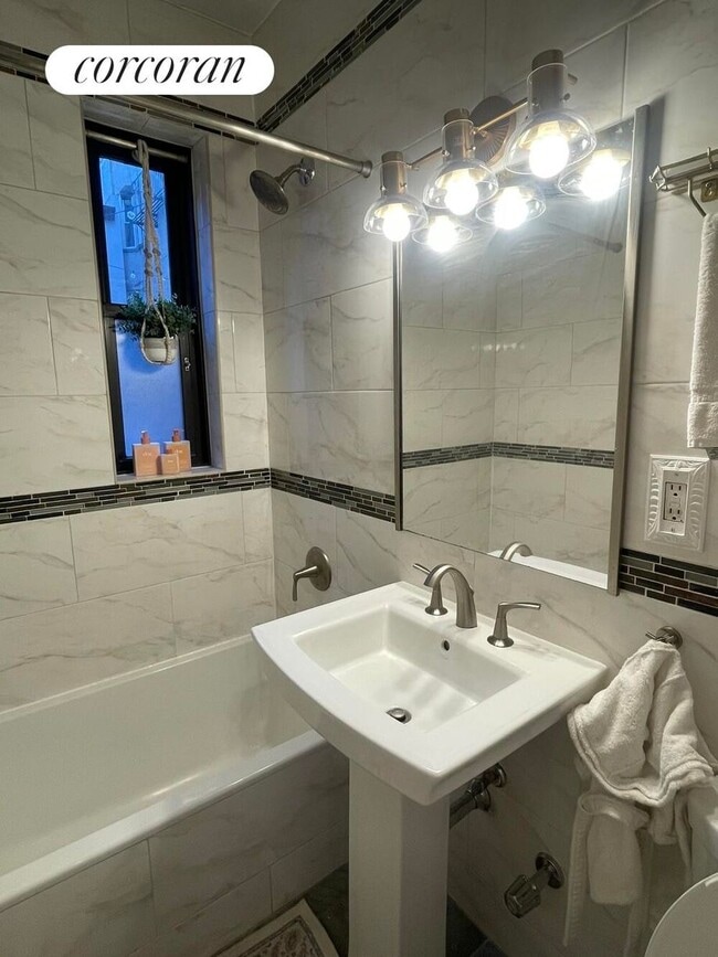 Foto del edificio - 100 W 12th St