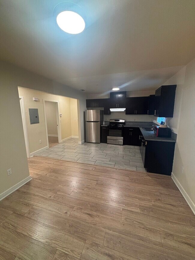 Foto del edificio - 329 1/2 E Gage Ave