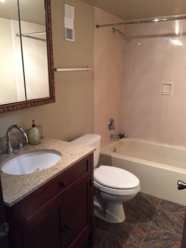 Baño mejorado - 2512 Waterbury Dr