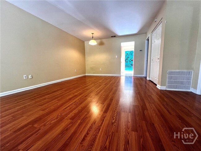 Foto del edificio - 625 Whitehall Rd