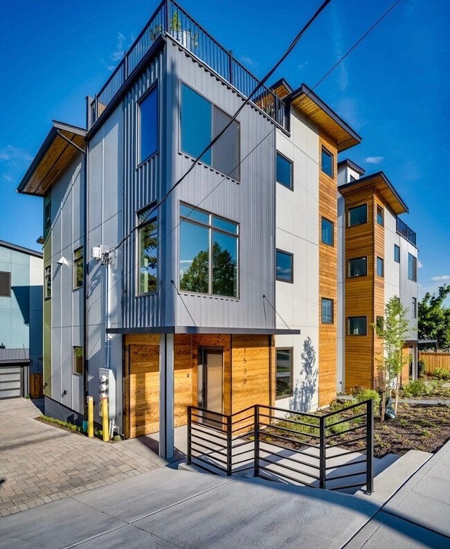 Building Photo - Judkins Park Townhouse