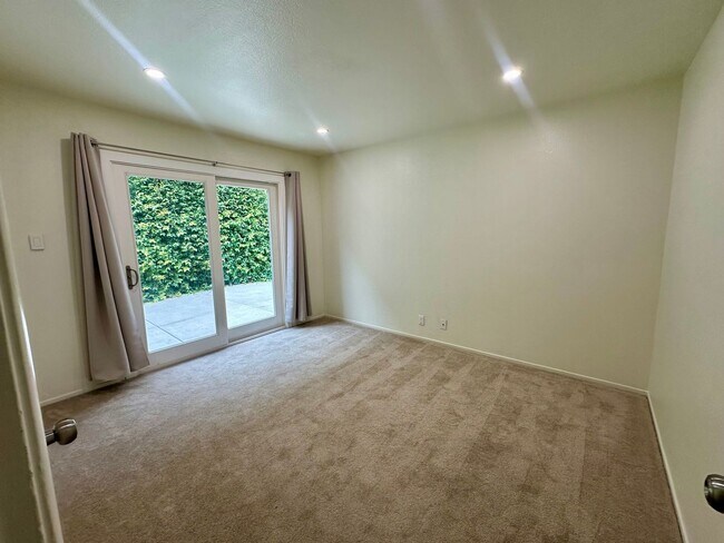 Building Photo - Bright Castro Valley 2 Bedroom 1 Bath!