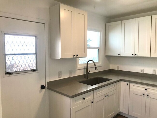 Foto del edificio - 6932-6934 Agnes Avenue