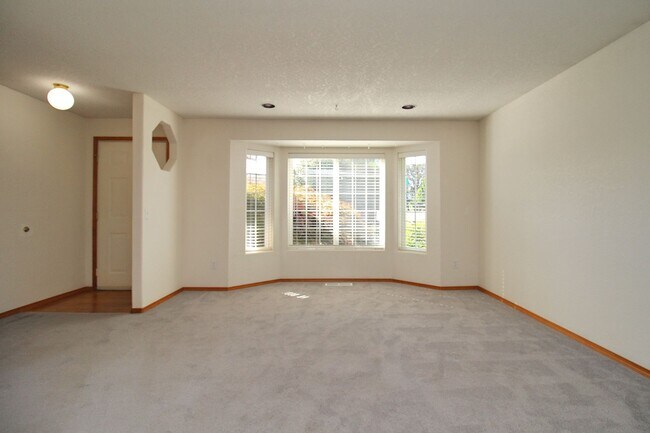 Building Photo - Central Aloha 3 Bedroom/2 Bath One-Level H...
