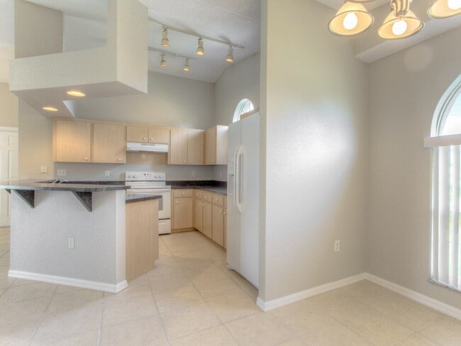 Building Photo - 4944 Palm View Dr N
