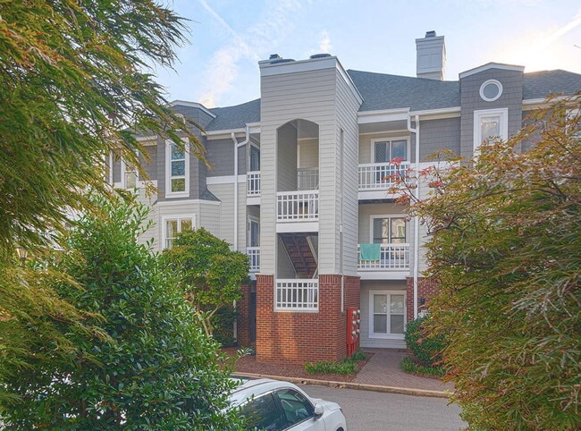 Building Photo - Chic & Cozy Condo in the heart of Raleigh!