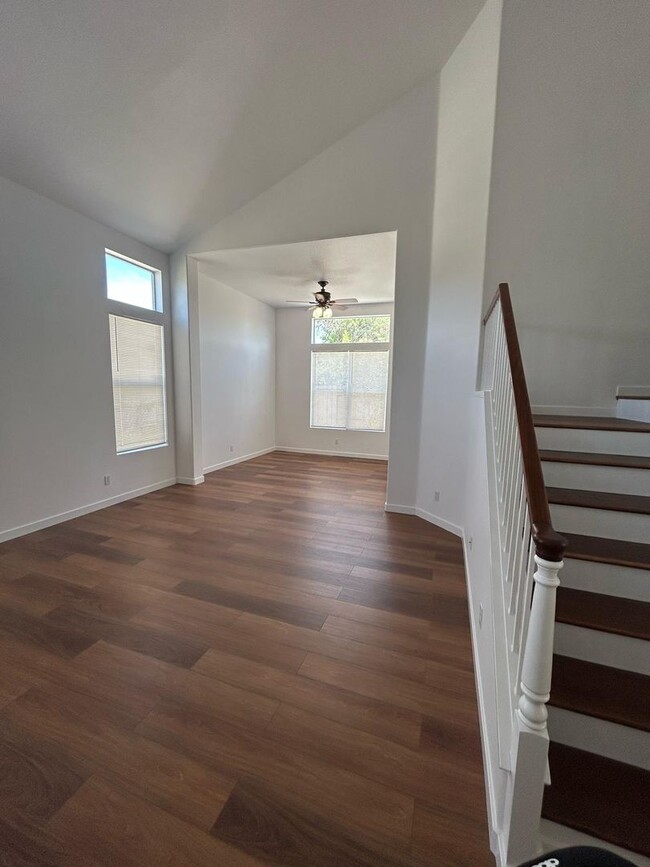 Foto del edificio - Large 4 Bedroom Remodeled home in Eastlake...