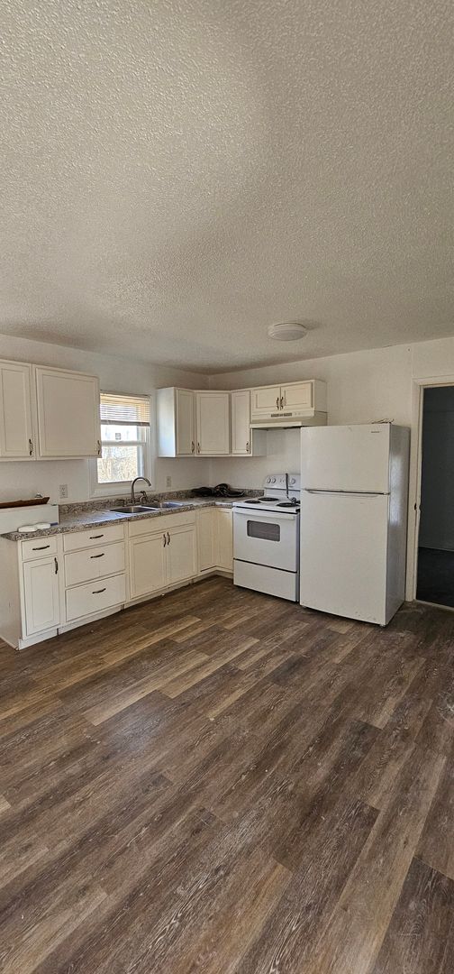 Foto del edificio - Renovated 4 bedroom with full unfinished basement