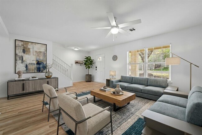 Foto del edificio - 2412 Regal Park Ln