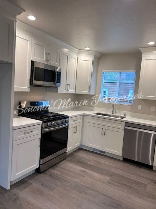 Foto del edificio - 2 Bedroom, 1 Bath House with a 1 Car Garag...