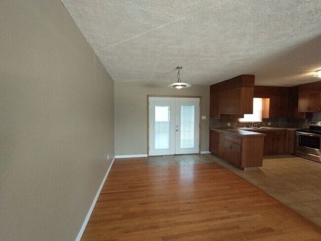Building Photo - 3 bedrooms and 1.5 bathrooms, 2 car garage...
