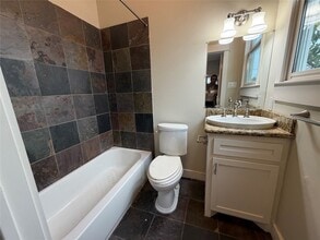 Building Photo - 614 E 10 1/2 St