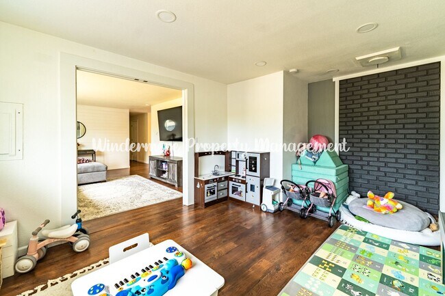 Building Photo - Bright and cheery 3 bed rambler on large f...