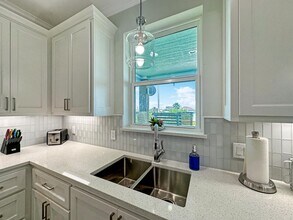 Building Photo - 917 Westview