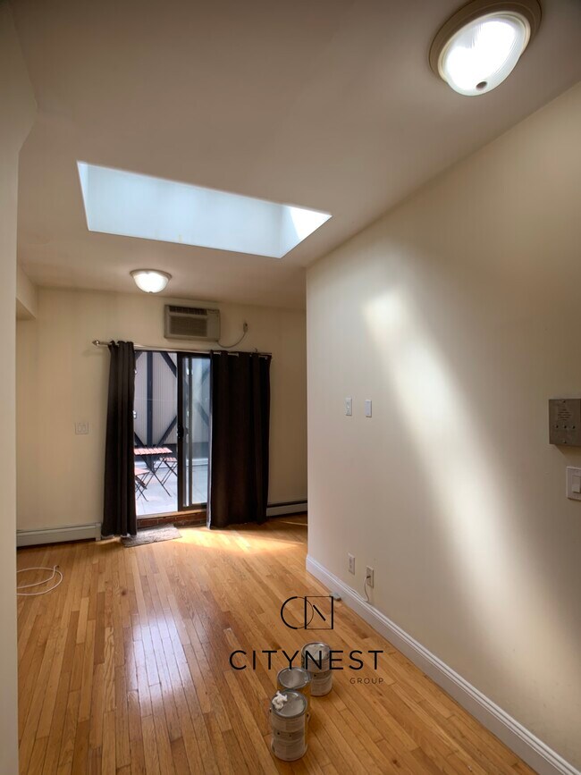 Foto del edificio - 356 W 39th St