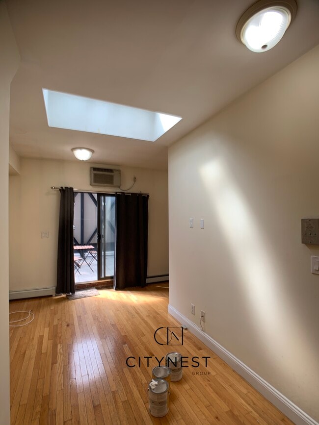 Building Photo - 356 W 39th St