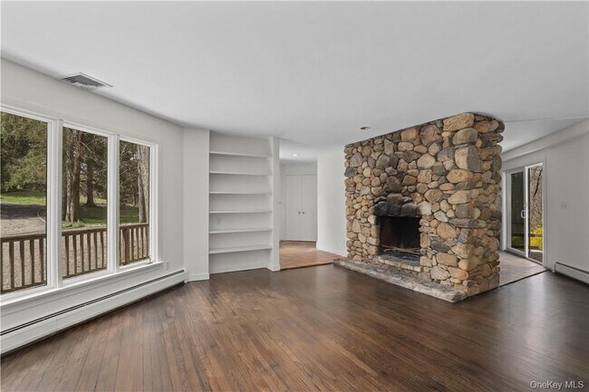 Foto del edificio - 165 Old Post Rd