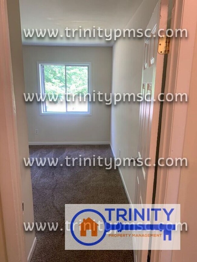 Building Photo - Upstairs apartment available now!