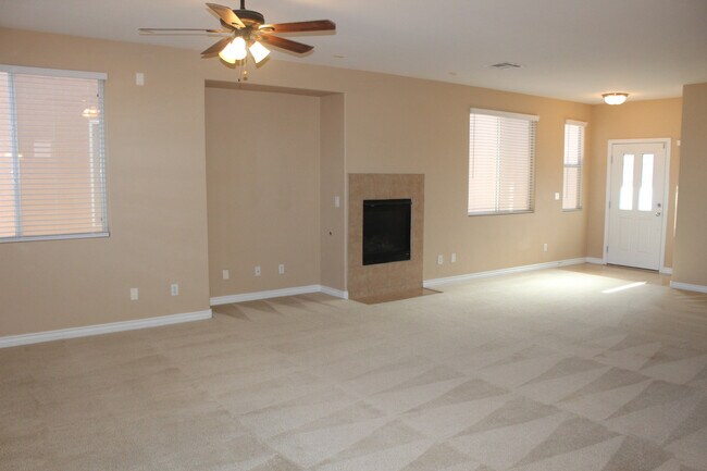 Foto del edificio - BEAUTIFUL 4 BEDROOM 2.5 BATHROOM HOME.