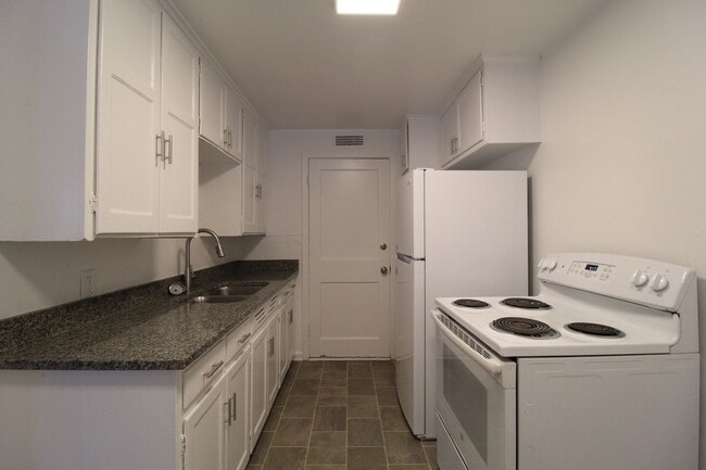 Building Photo - January FREE On This 1 Bedroom 1 Bath Duplex in Navy Hill Area in Olathe