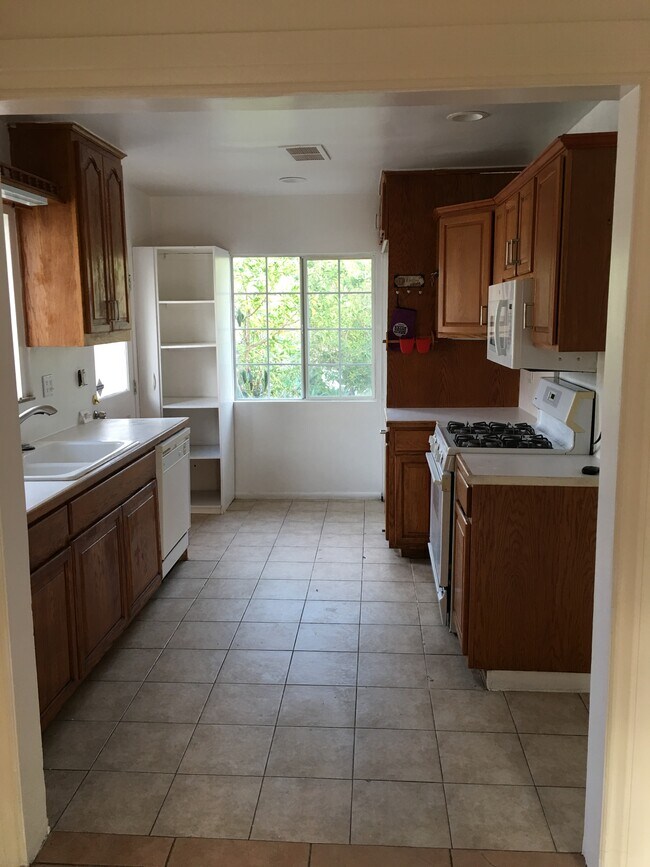 Kitchen - 7913 Louise Ave