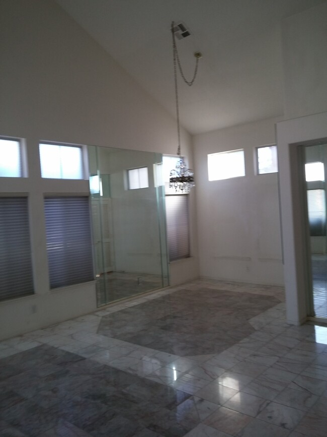 Foto del edificio - BEAUTIFUL 4 BEDROOM 3 BATHROOM 3 CAR GARAG...