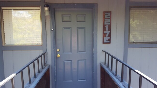 Foto del edificio - SPACIOUS 2 BED / 1 BATH 2ND FLOOR UNIT W/W...