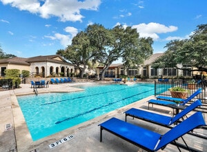 Building Photo - Villas Of Vista Del Norte