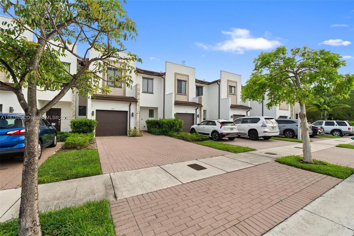 Foto principal - 403 NE 212th St