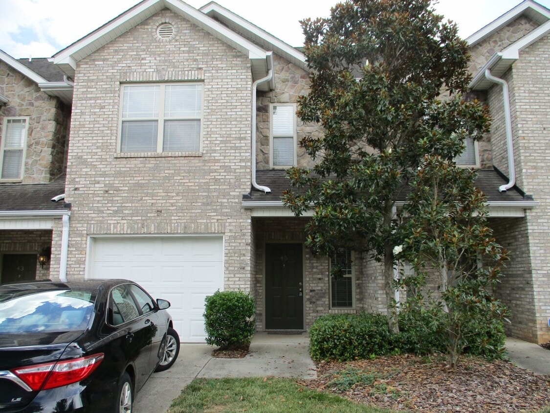 Primary Photo - Brick 3 bedroom townhouse for rent in desi...