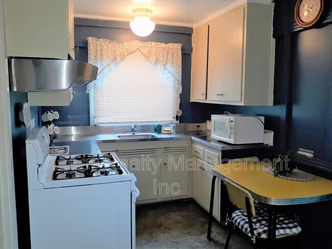 Building Photo - 120 Meadow Rd